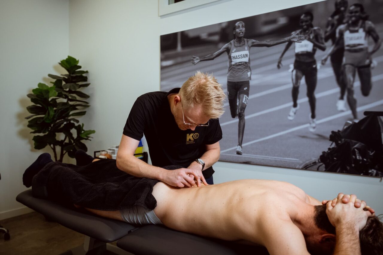 Dry needling in de onderrug door een fysiotherapeut