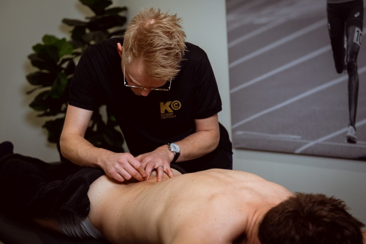 Dry Needling behandeling op een rug