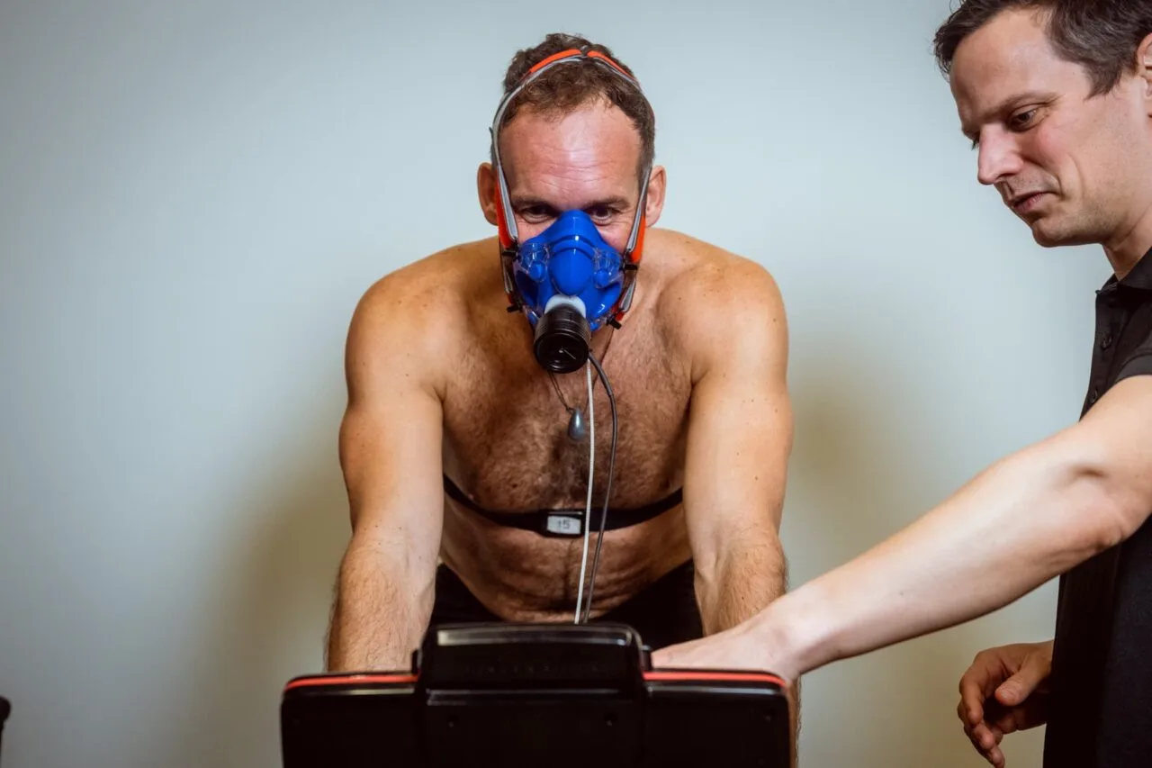 Inspanning Fysiologie. Man met ademhalingsanalyse masker.