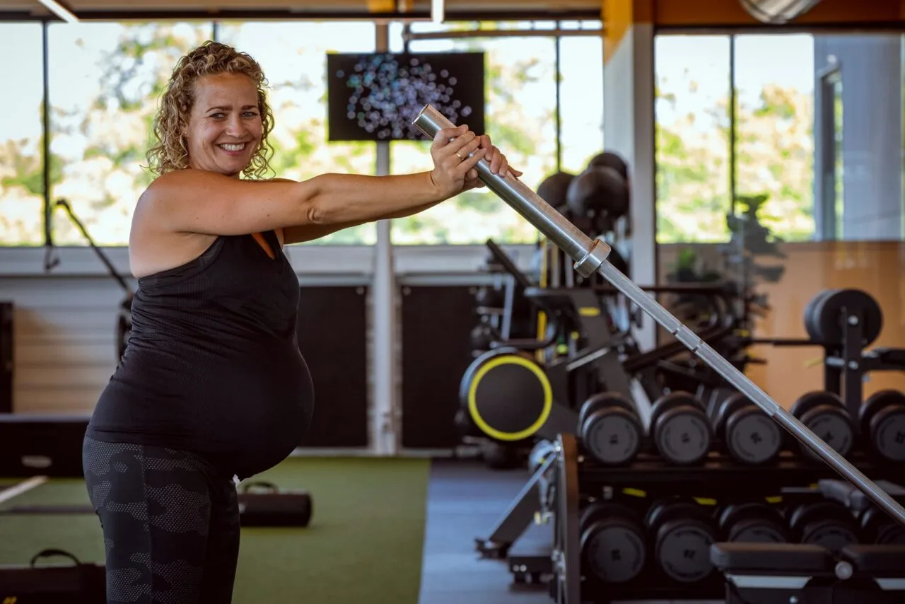 Zwangere vrouw an het sporten