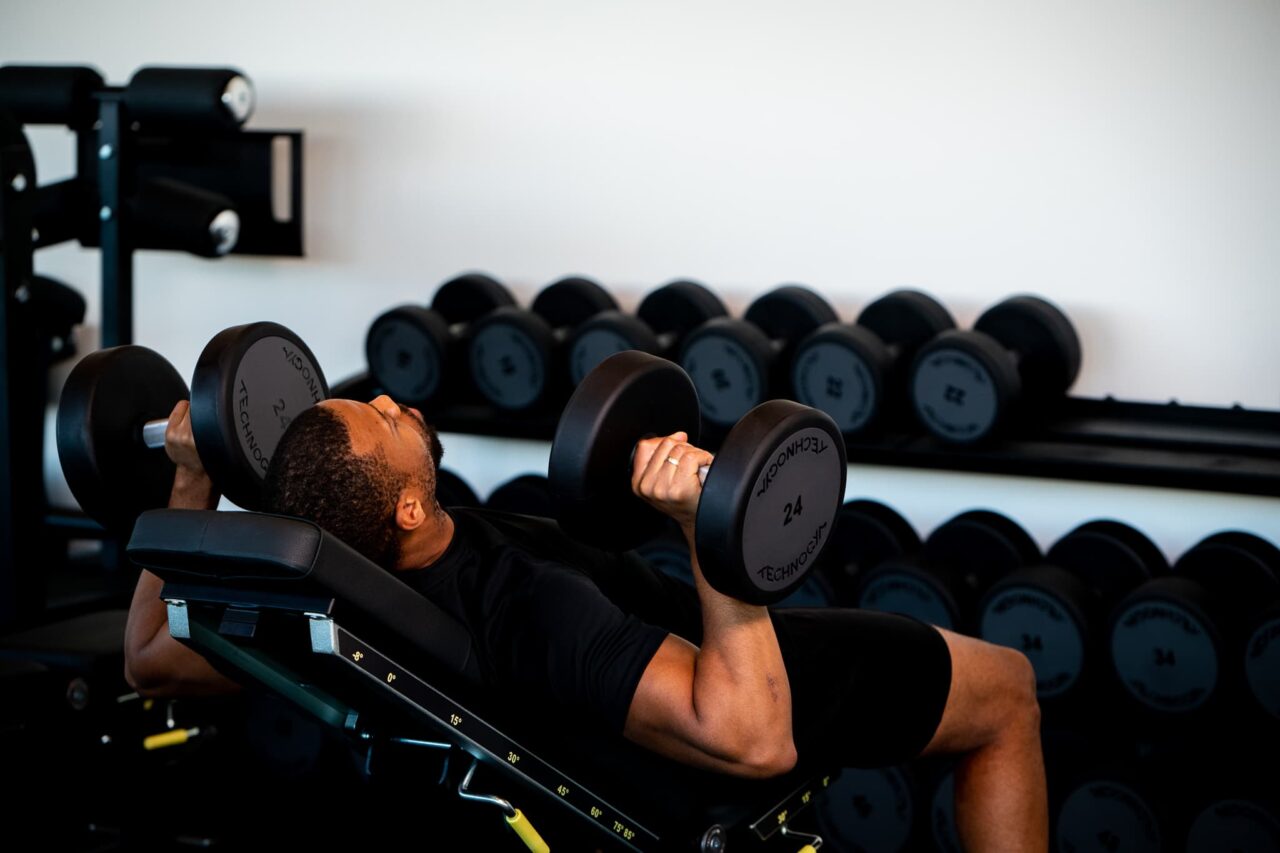 Chest training in de sportschool met Dumbells