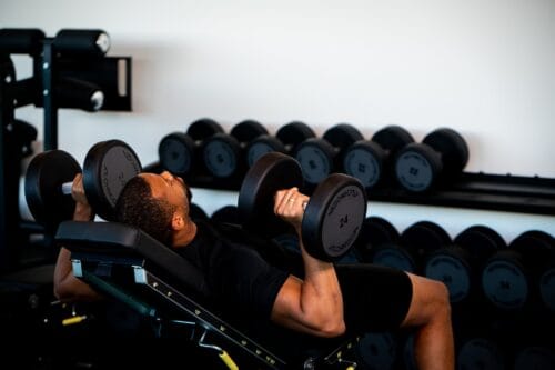 Chest training in de sportschool met Dumbells
