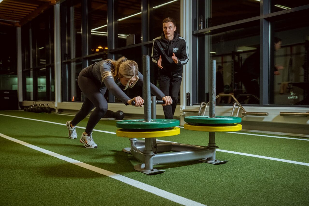Power sled met gewichten in een sportschool