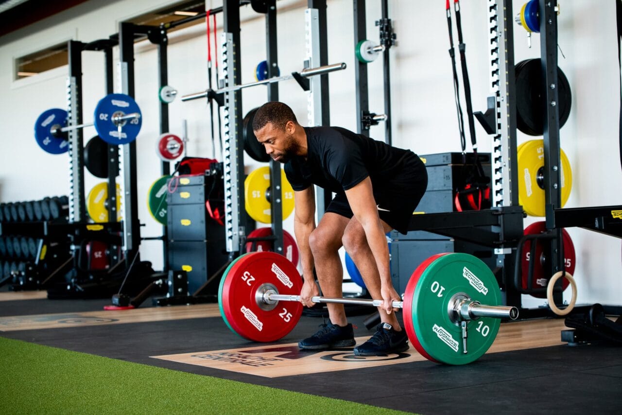 Man doet deadlift in de sportschool