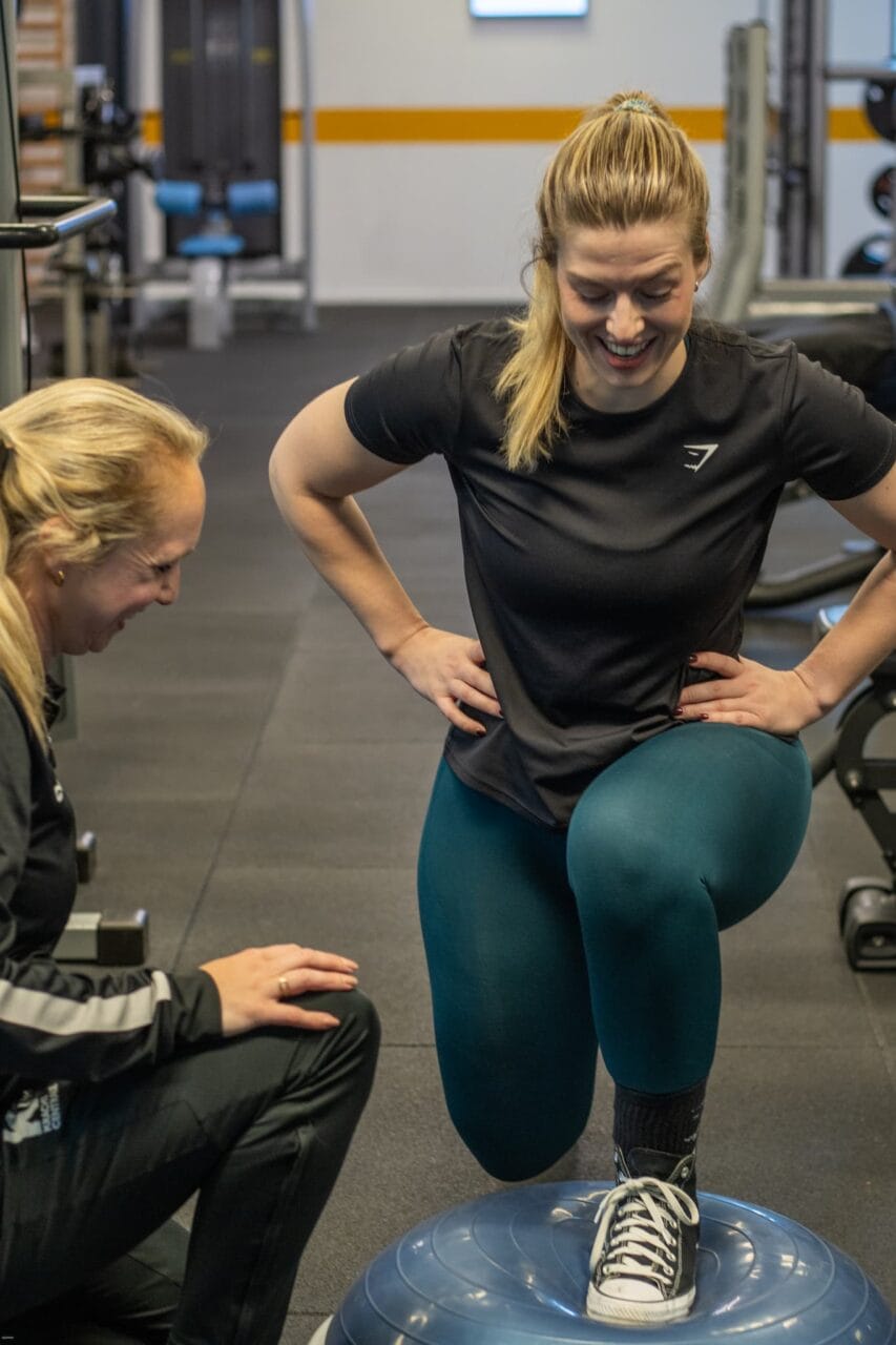Lunges op een evenwichtsbal tijdens personal training in Wapenveld